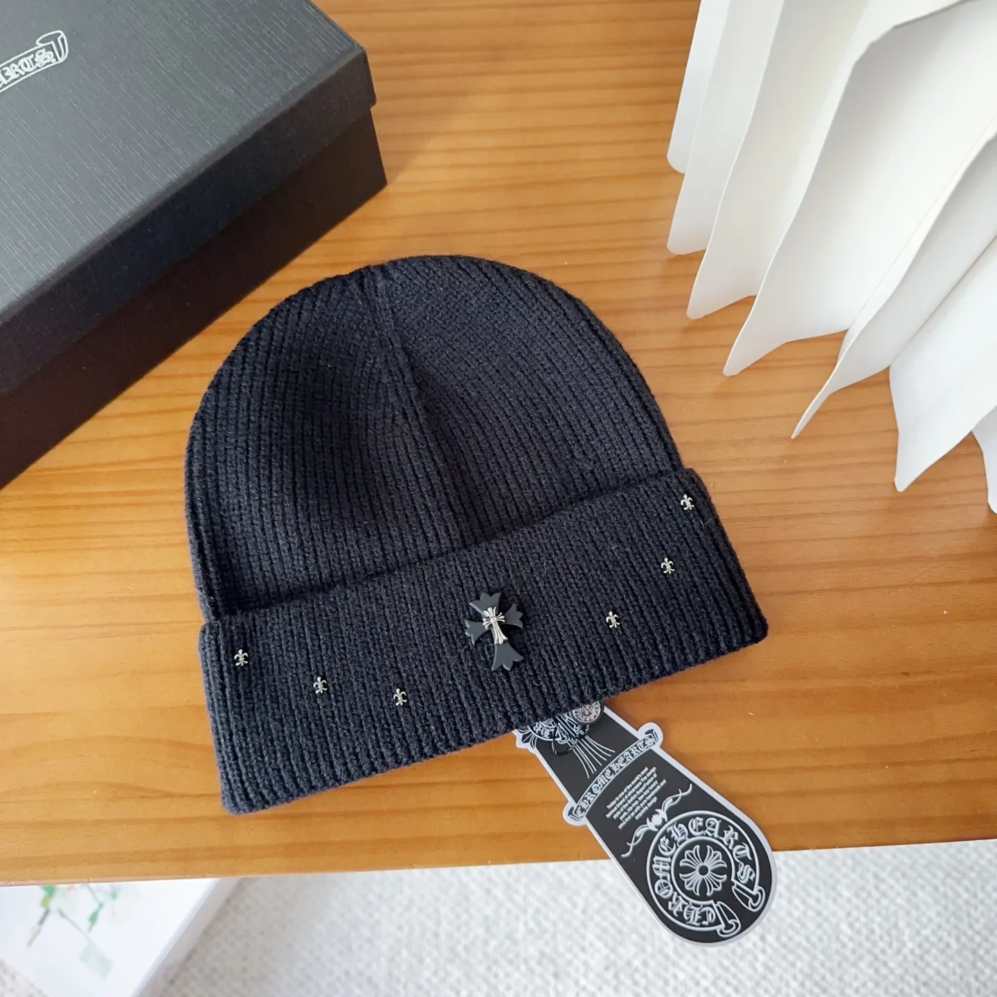 💰60 Crow Heart Autumn and Winter Wool Knitted Beanie This must be a favorite of minimalism. It is clean, neat, fashionable and versatile, and will definitely not be picky about your face shape! A fashionable classic that lasts forever! Fashionable black and white can be purchased together!
